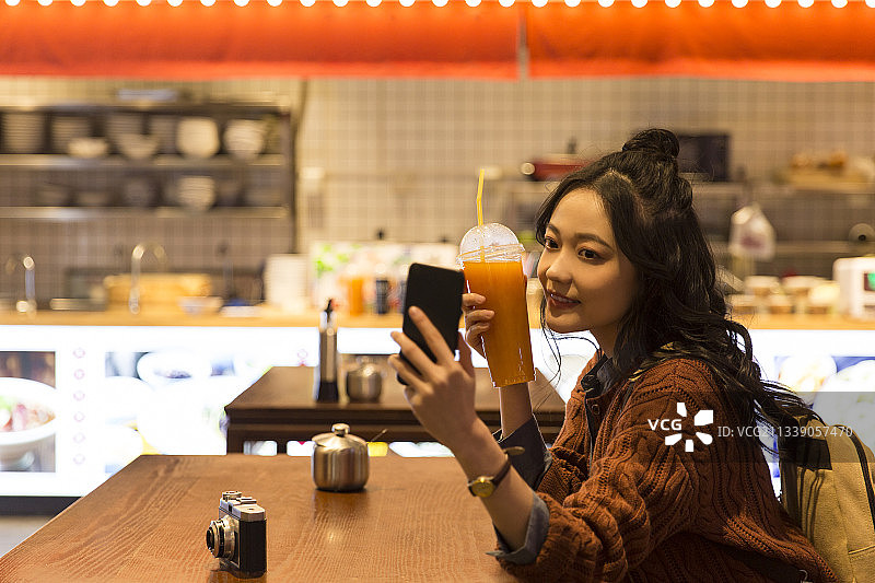 青年女子城市美食街旅行喝果汁图片素材