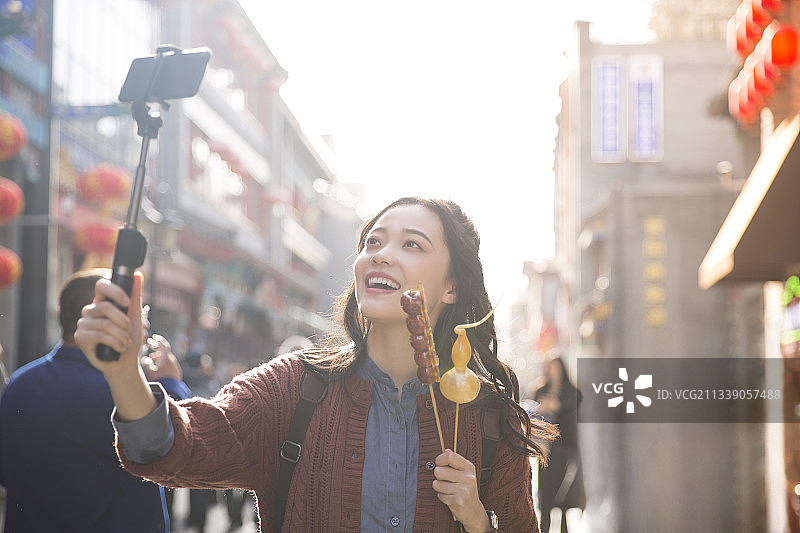 青年女子城市胡同商业区旅行度假图片素材