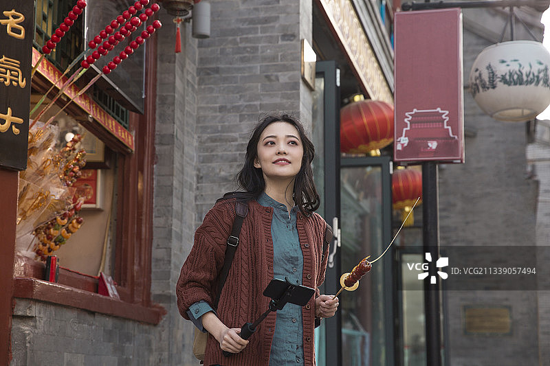 青年女子城市胡同商业区旅行度假图片素材