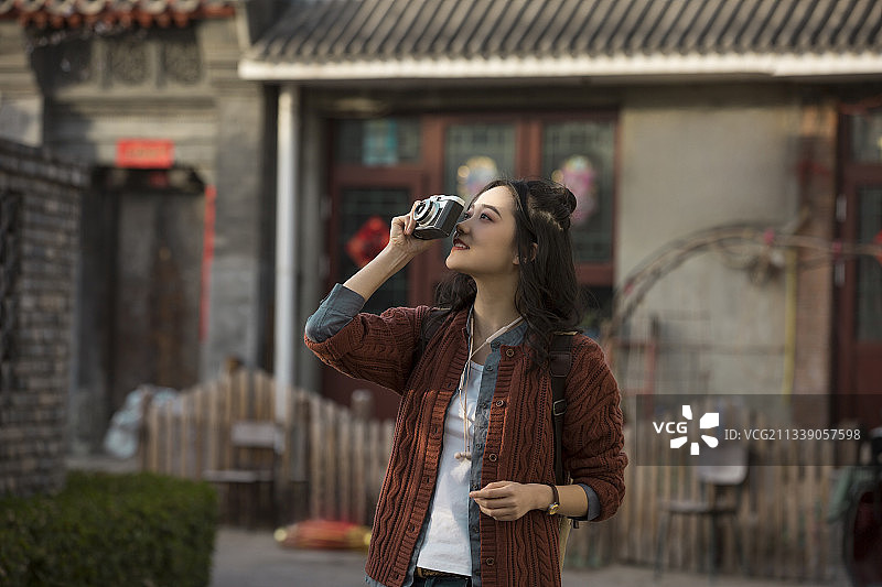 青年女子城市胡同旅行拍照图片素材