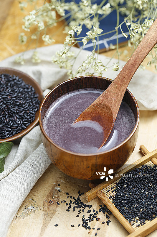 黑芝麻糊放在木碗里图片素材