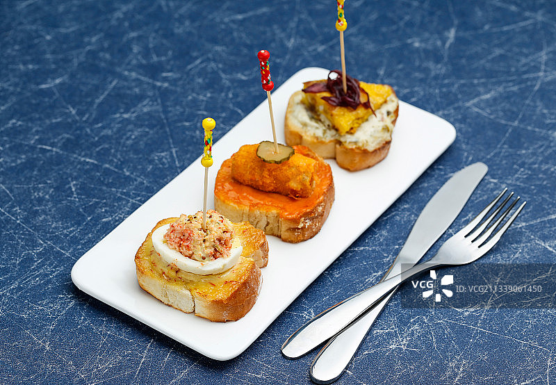 西班牙塔帕斯放在盘子里图片素材