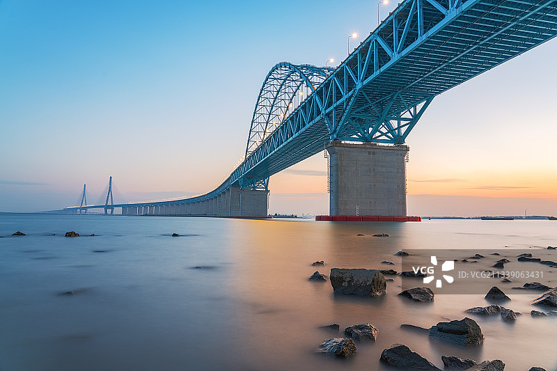 横跨长江的苏沪通长江大桥和长江风光图片素材