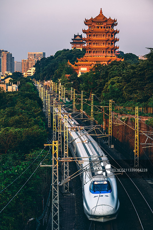 夏季白天一列火车驶过武汉市黄鹤楼景图片素材