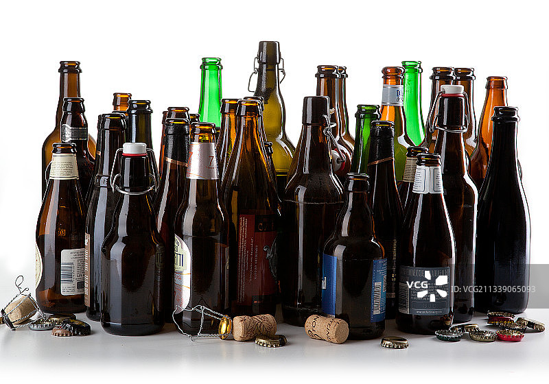 聚会后的一堆空啤酒瓶图片素材