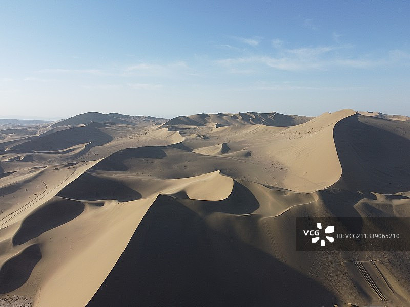 西北甘肃敦煌 鸣沙山月牙泉 沙漠航拍图片素材