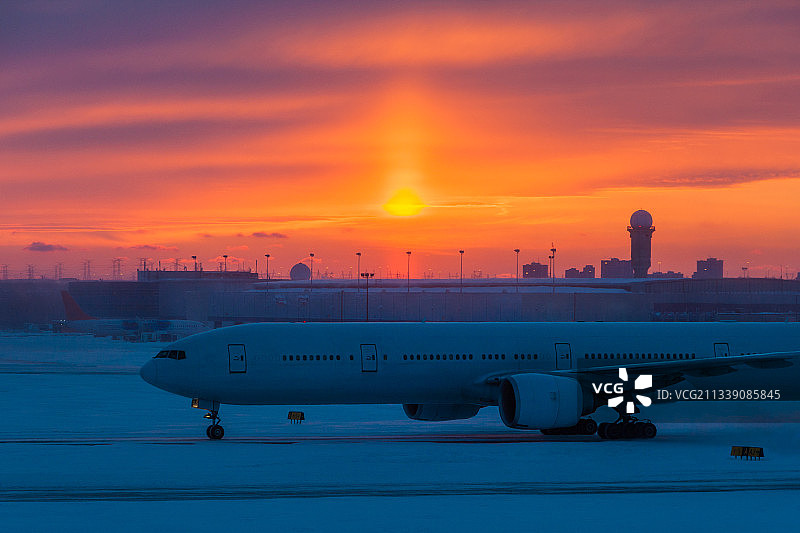 冬季日落时的多伦多皮尔逊国际机场图片素材