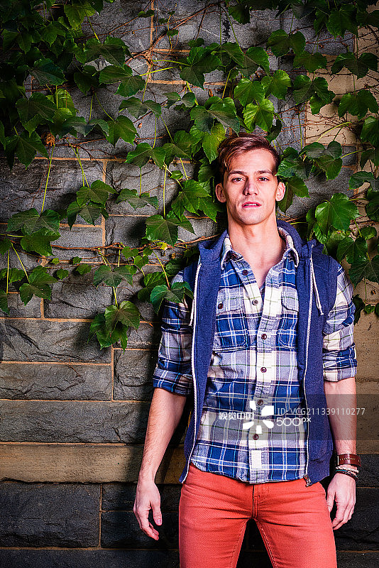 在曼哈顿街头靠墙而立的青年男子 портрет图片素材