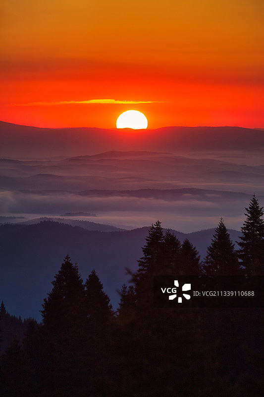 土耳其Safranbolu橙色天空下的山脉剪影美景图片素材