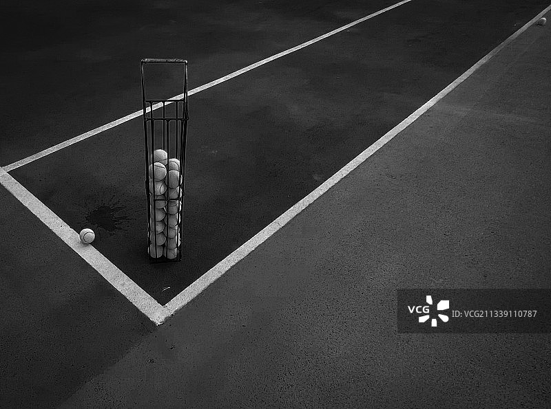 道路上的体育器材高角度视图图片素材