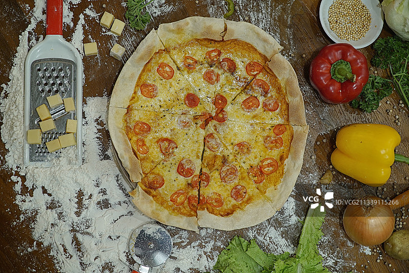 桌子上披萨的俯视图图片素材