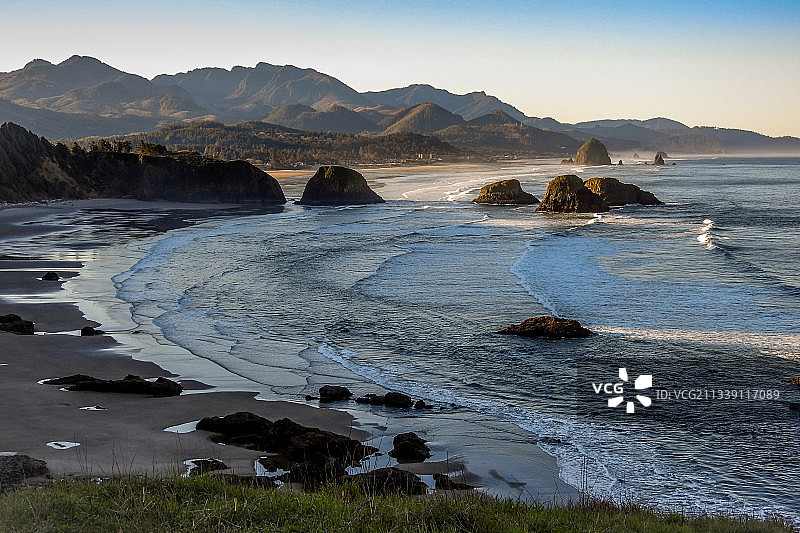美国俄勒冈州坎农海滩的晴空海景图片素材