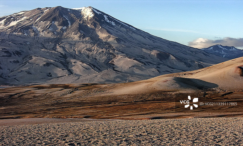 白雪皑皑的山峰映衬着天空图片素材