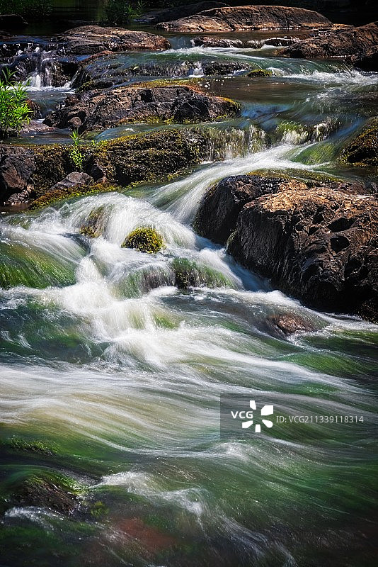 风景优美的瀑布在森林，美国，美国图片素材