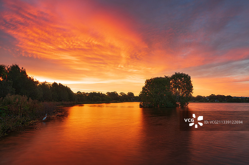 澳大利亚昆士兰州沃特福德西的湖泊橙色天空美景图片素材