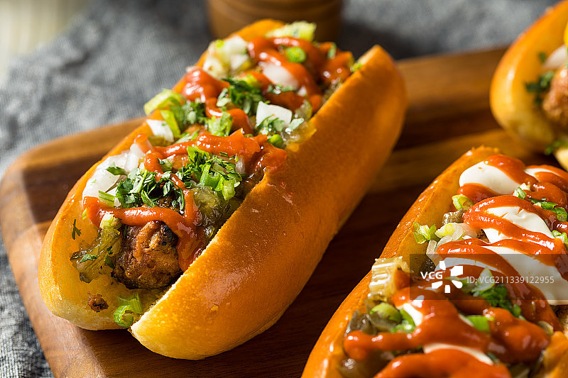 桌子上热狗的特写图片素材