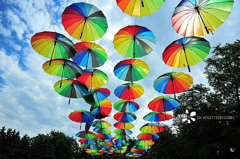 彩色雨伞悬挂在天空的仰视图片素材