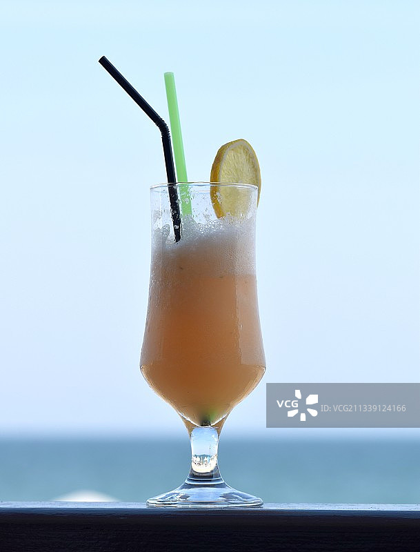 天空背景下的玻璃杯饮品特写图片素材
