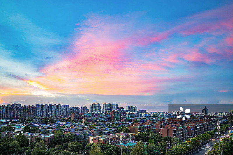 北京西二旗领袖硅谷和回龙观龙域中心凤凰火烧云图片素材