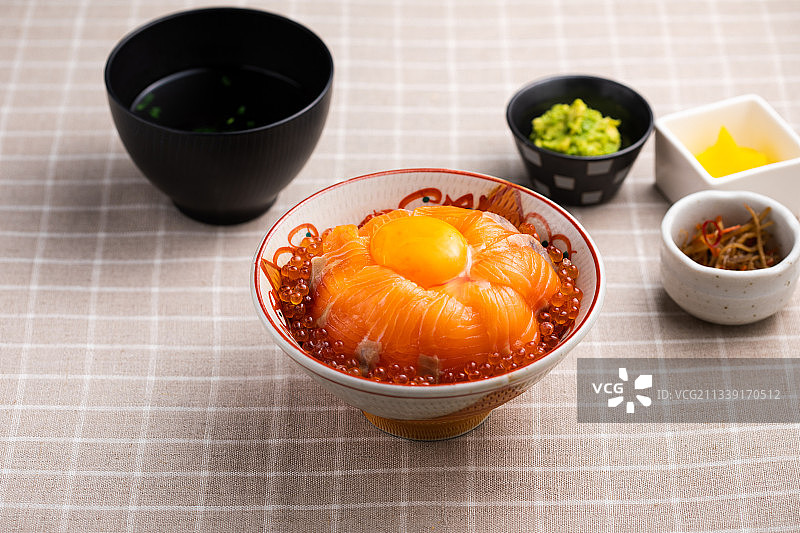 三文鱼亲子盖饭图片素材