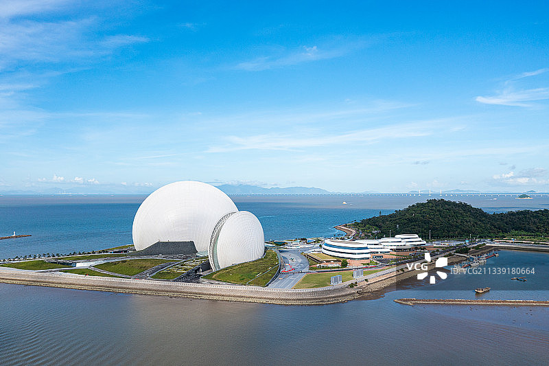 蓝天下的珠海大剧院图片素材