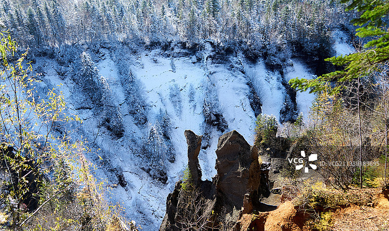 中国吉林延边朝鲜族自治州，长白山初雪图片素材