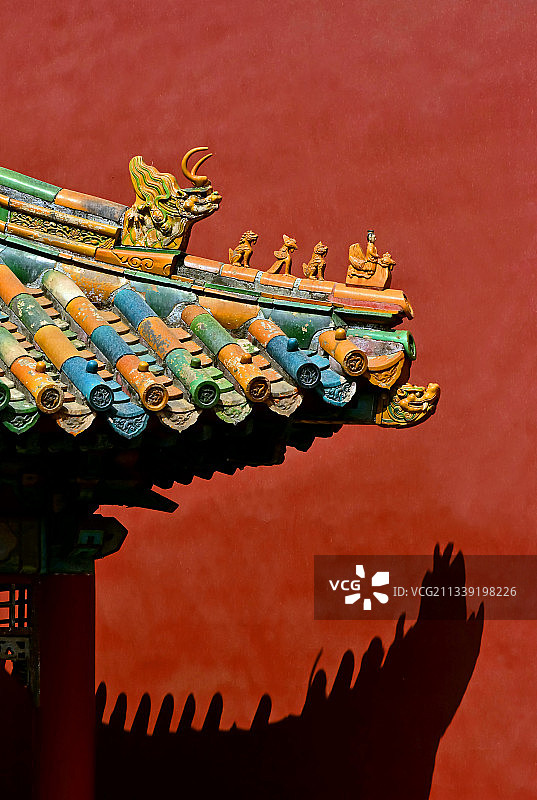 紫禁城红墙与彩色琉璃瓦图片素材