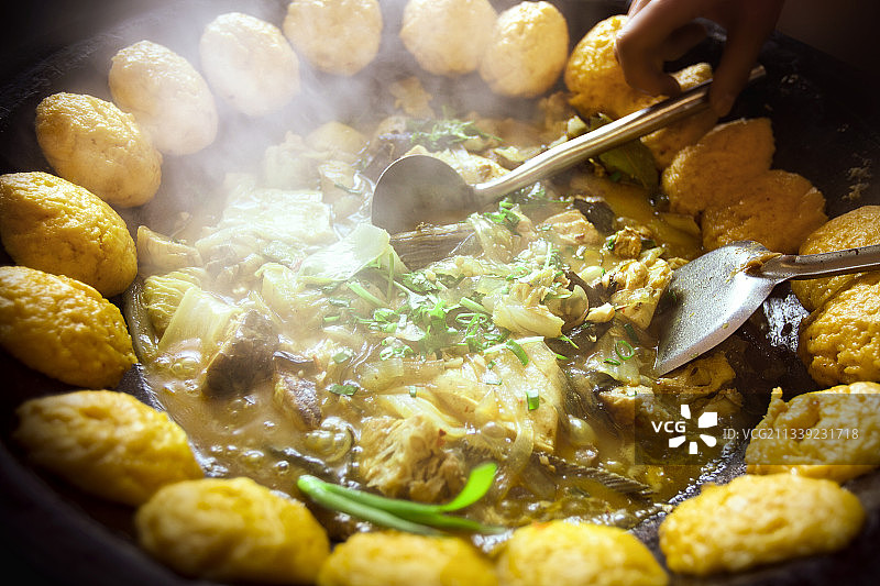 大锅炖鱼贴玉米面饼子图片素材