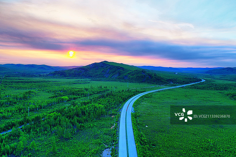 大兴安岭林区森林公路暮色图片素材