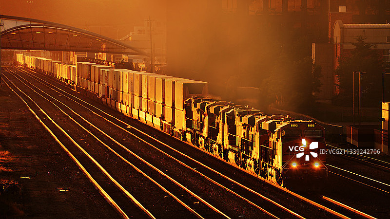 运行于美国西雅图附近的双层集装箱列车图片素材