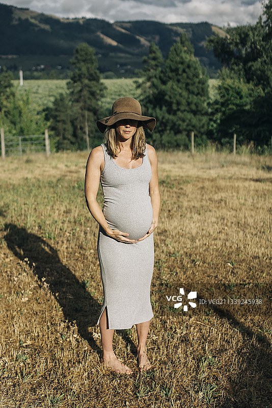 在后院的年轻孕妇肖像图片素材