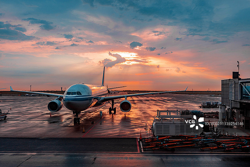 晨曦下的虹桥机场图片素材