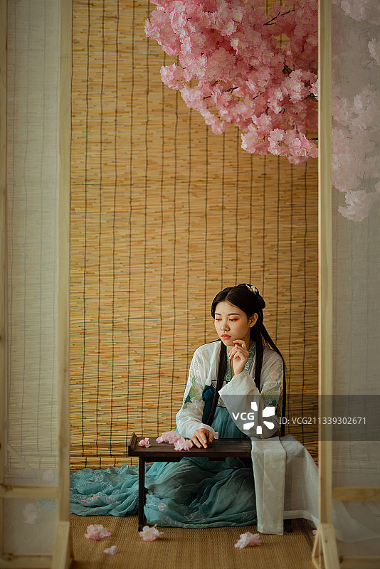 古风桃花树下的少女图片素材