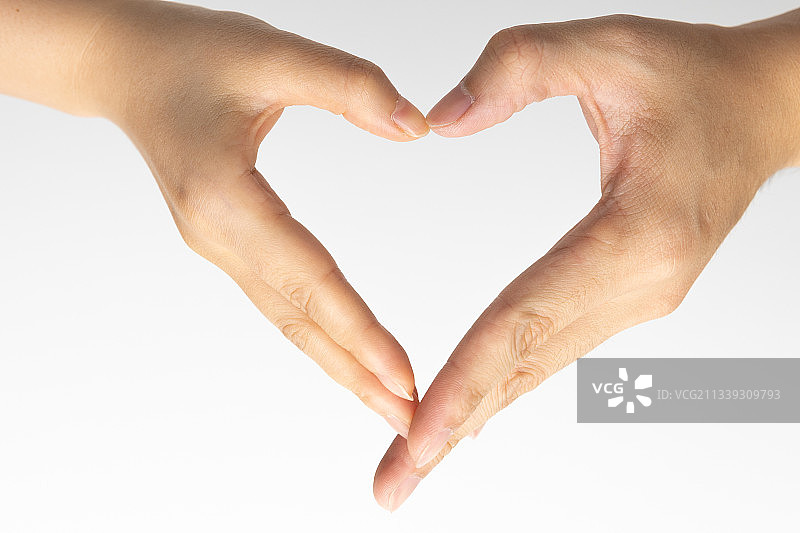 纯色背景用手比心特写图片素材
