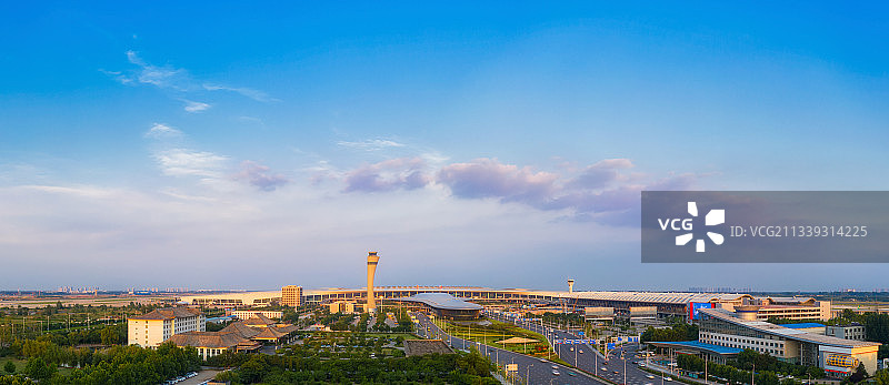 河南郑州新郑国际机场夏季黄昏日落时分户外风光全景图图片素材