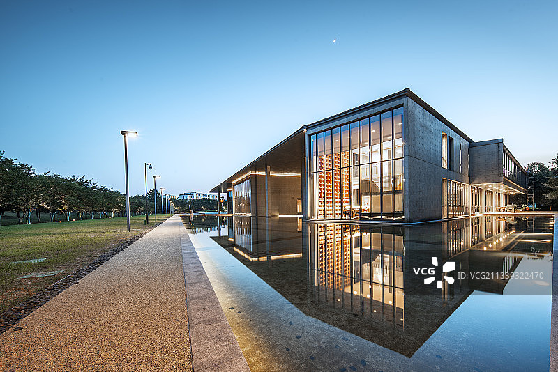 杭州良渚文化艺术中心夜景图片素材