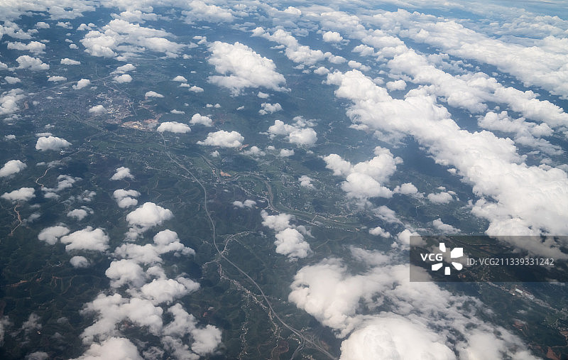 笼罩着大地的白云图片素材