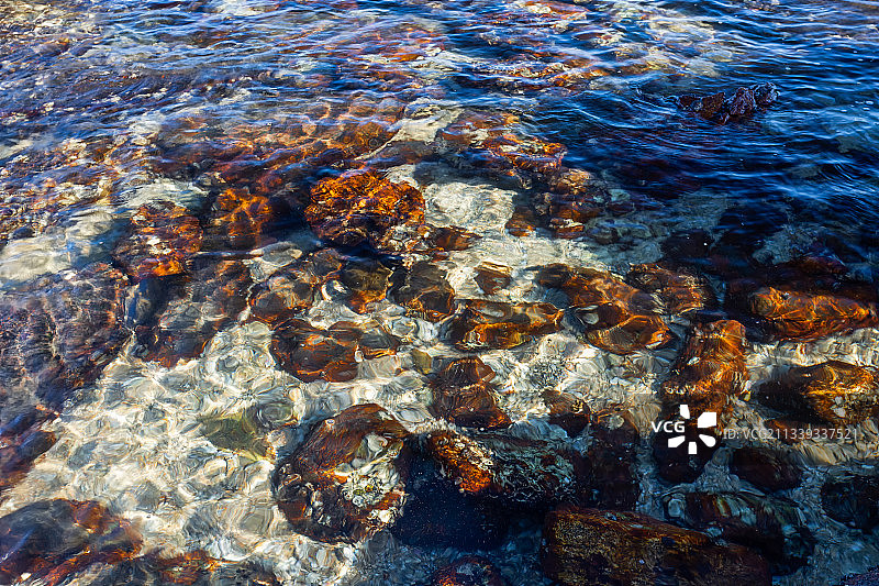 清澈见底的海水图片素材