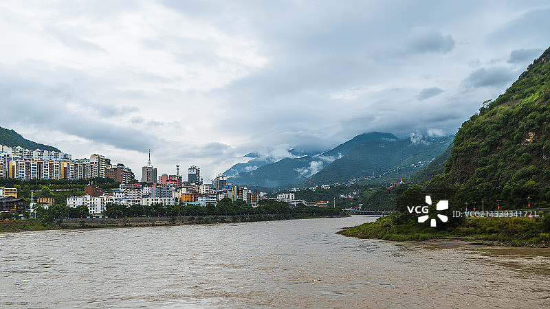 云南省怒江州早晨的怒江大峡谷商业街怒江西岸通达桥风光图片素材