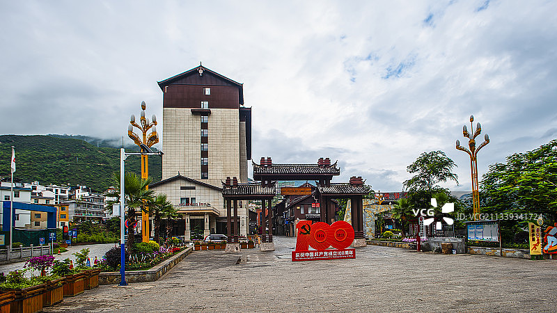 云南省怒江州早晨的怒江大峡谷商业街怒江西岸通达桥风光图片素材