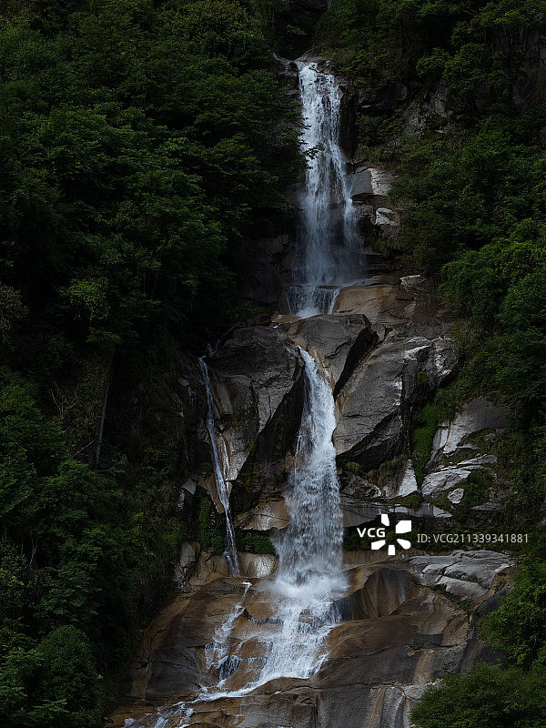 雾里村瀑布图片素材