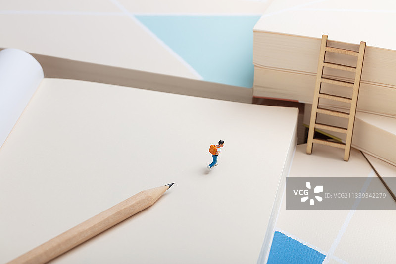 微缩创意书本阶梯奔跑着本书包的小学生升学图片素材