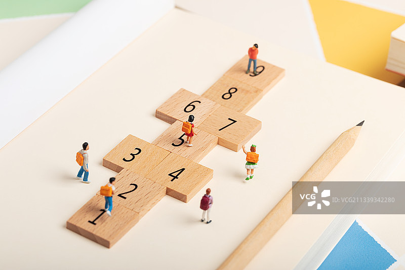微缩创意积木数字跳格子中小学生九年制义务教育图片素材