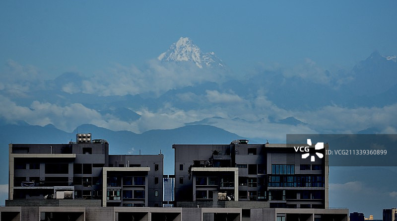 远眺成都市区的高楼和远方的四姑娘山幺妹峰图片素材