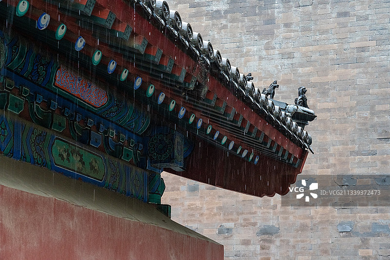 雨中的故宫屋檐和角兽图片素材