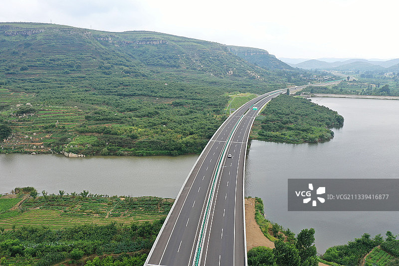 横跨山东枣庄山亭区石嘴子水库的新泰至台儿庄高速公路图片素材