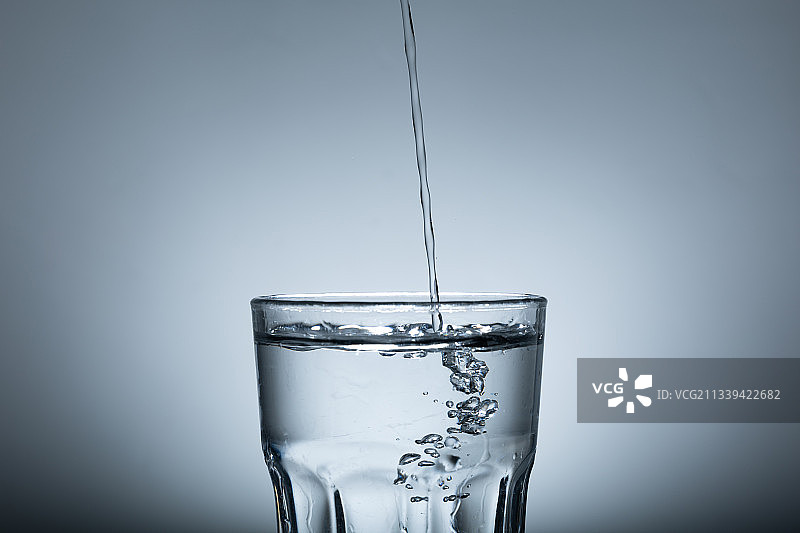 一杯水 玻璃杯 饮用水 注入 倒水图片素材