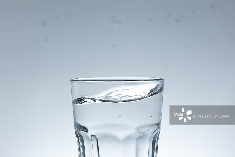 一杯水 玻璃杯 饮用水 水面翻腾图片素材