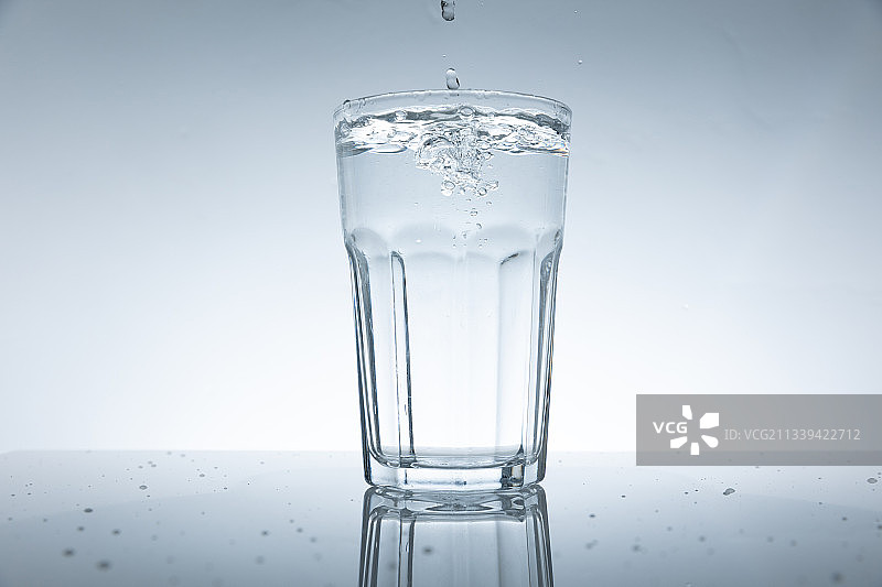 一杯水 玻璃杯 饮用水图片素材