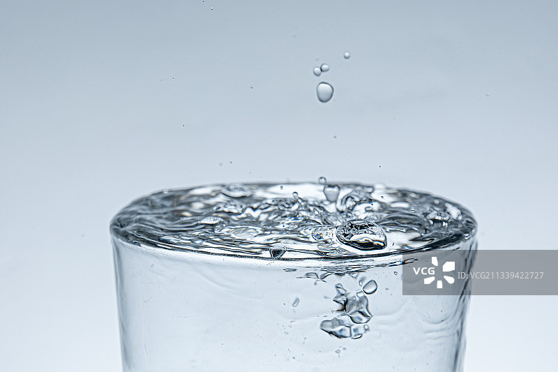 一杯水 玻璃杯 饮用水 水面翻腾图片素材